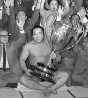 Tochinoumi wins his third and final Yusho (c. 1964)