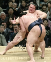 Tochinowaka defeats future Yokozuna Kisenosato (c. 2012)
