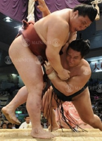 Homasho defeats Kasugao (c. 2009)
