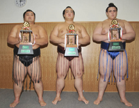 Wakakoyu with his first and only sansho prize (c. 2011)