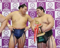 Hakuoho with his first sansho prize (c. 2023)