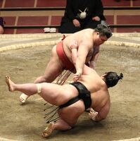 Takayasu throws Ozeki Takakeisho (c. 2021)