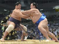 Kotomisen battles Tanzo (c. 2013)