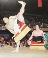 Tamarikido serves as Yokozuna Takanohana's tsuyuharai (c. 2001)