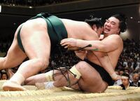Okinoumi defeats Yokozuna Harumafuji (c. 2016)