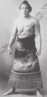 Toshuzan poses with his kesho-mawashi