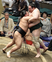 Kiryuko pushes out and defeats Hakuyozan (c. 2024)