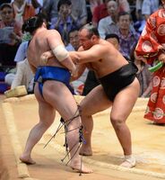 Osunaarashi defeats Sotairyu (c. 2013)