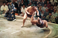 Hananokuni defeats yokozuna Hokutoumi to win his first kinboshi (c. 1989)