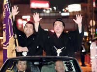 Takayasu serves as Kisenosato's flag bearer (c. 2017)