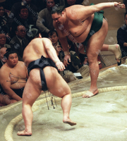 Tochinonada defeats Yokozuna Akebono (c. 2000)