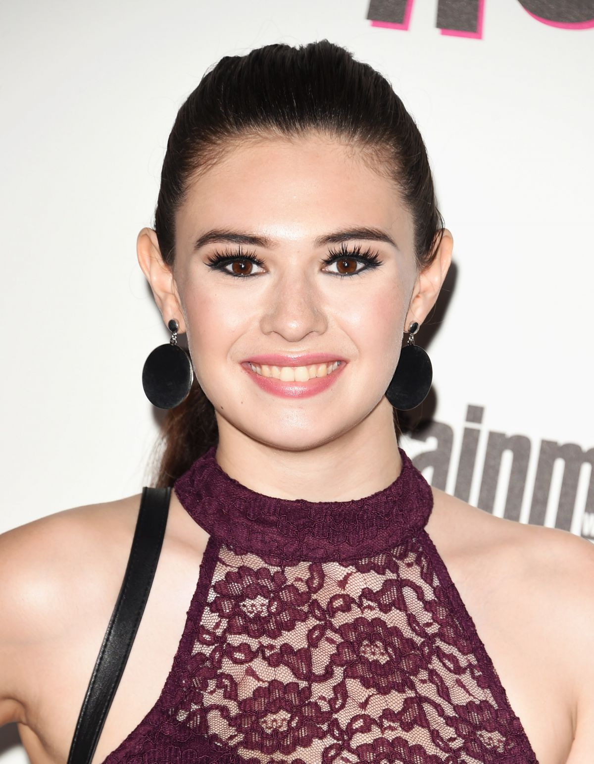Meet Nicole Maines, AKA the First Trans Superhero Femestella Fotos de mujeres