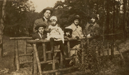 Branyas Morera (dressed in white) with her family in 1911