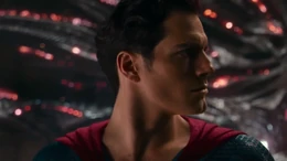 Superman escuchando gritos de auxilio