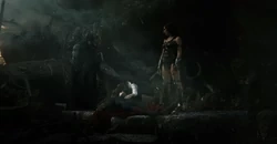 Batman, Wonder Woman y Lois están sobre el cuerpo sin vida de Superman.