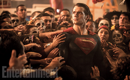 Superman junto a una multitud