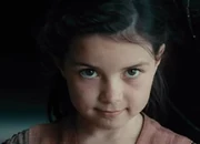 Diana de 8 años admirando la espada del dios asesino.