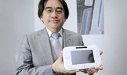 Satoru Iwata pitelemässä käsissään Wii U:n Game Pad -ohjaimen prototyyppiä.