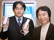 Satoru Iwata ja Shigeru Miyamoto, käsissään Wii Remotet.