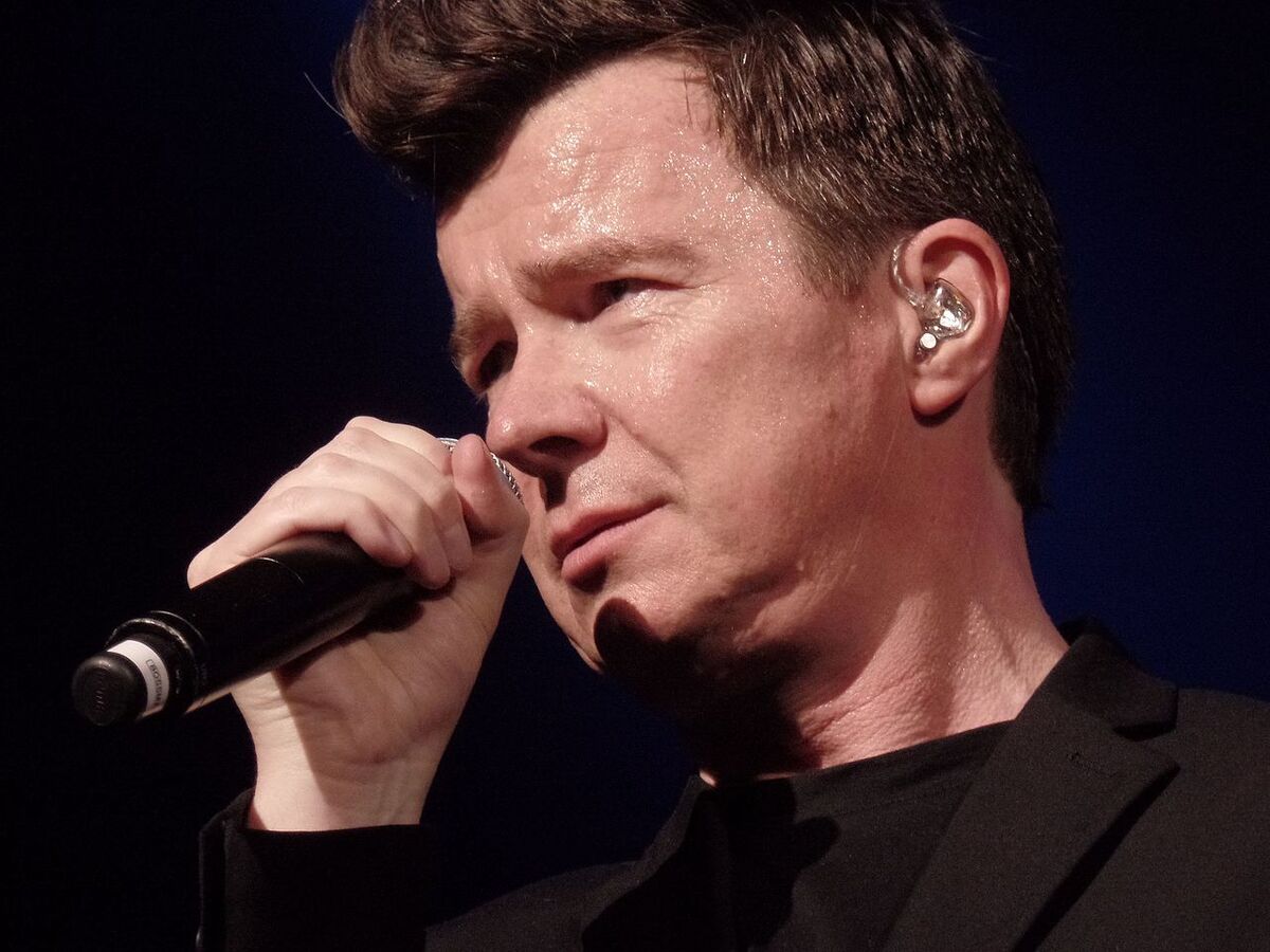File:Rick Astley impersonator rickrolling a basketball game.png - Wikipedia