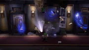 Dei fantasimi spaventano Luigi, nel corridoio dell'albergo.