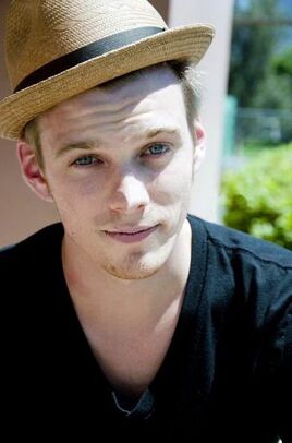 Kinopoisk.ru-Jake-Abel-1812504