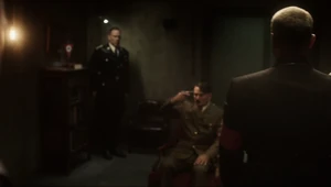 Гитлер собирается покончить с собой.