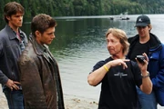 Kim Manners with Jared Padalecki (Sam Winchester) and Jensen Ackles (Dean Winchester) during the direction of Dead in The Water (the first episode he directed)