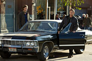 Dean e Sam com seu Impala 67