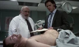 Доктор показывает тело Сэму