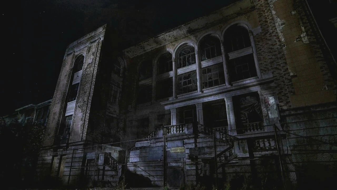 Заброшенное здание. Заброшенный коридор. Заброшка внутри ночью. Страшный город. Заброшенное здание ночью.