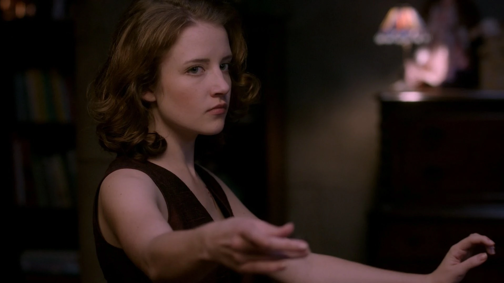 Молодая амара сверхъестественное актриса. Саманта ислер сверхъестественное. Амара сверхъестественное актриса. Амара ли. Ровена и амара сверхъестественное.