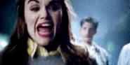 Lidya scream.gif (1,27 MB) Lydia Martin (Teen Wolf), uma banshee, usa seu grito para abafar todos os outros sons ambiente e se concentrar no que ela quer ouvir.