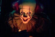 Pennywise (IT: A Coisa) é uma entidade demoníaca que toma a forma de um palhaço dançarino que se alimenta do medo das crianças e sua melhor maneira de fazer isso é emitir o trauma que elas sentem se transformando o próprio medo real delas.