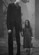 Slenderman/Slender Man (Slender Man Mythos) é uma criatura misteriosa que vai além da capacidade humana.