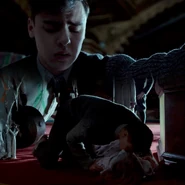 Enoch (O Lar das Crianças Peculiares) é um adolescente que pode ressuscitar os mortos e trazer à vida objetos inanimados por um tempo limitado, colocando um coração dentro.