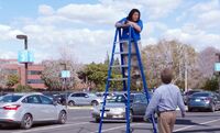 S03E21-Sandra on ladder