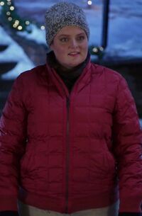 S03E07-Dina toque and coat