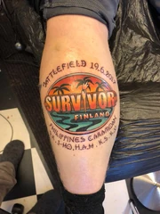 Sampo's tattoo of the Selviytyjät Suomi 2 logo.