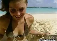 ThCAN891RI.jpg (6 KB) Amanda finds the final clue to the Hidden Immunity Idol.