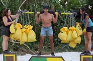 Jaguares competes in the Reward Challenge, Shoulder the Load.