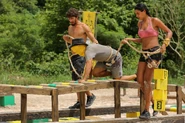 Jaguares competes in the Reward Challenge, Blind Leading the Blind.