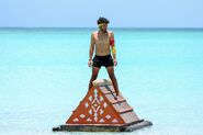 Jaguares competes in the Individual Immunity Challenge, Sea Legs.