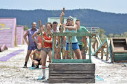 Peih-Gee and Kelley work on the puzzle in the second Immunity Challenge, Yank Yer Hank.