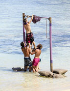 108089 D41460b.jpg (241 KB) Takali competes in the third Reward Challenge, Matt Finish.