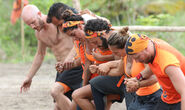 Pudientes competing in the eighth Immunity Challenge, Lock Step.