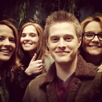 Zoey with Katie Leclerc, Lucas Grabeel and her mother Lea Thompson on the Switched at Birth set