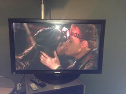 BbFAS2NCIAEUbI7.jpg (80 KB) Bay and Emmett kiss in 3x04