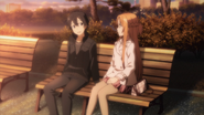 Kirito und Asuna sitzen auf einer Parkbank und unterhalten sich.