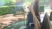 Asuna in der realen Welt im Hinterhof der Schule.